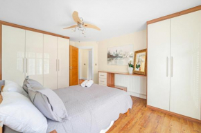 Kempton Park Views -Two Double Bedroom Luxury Apartments